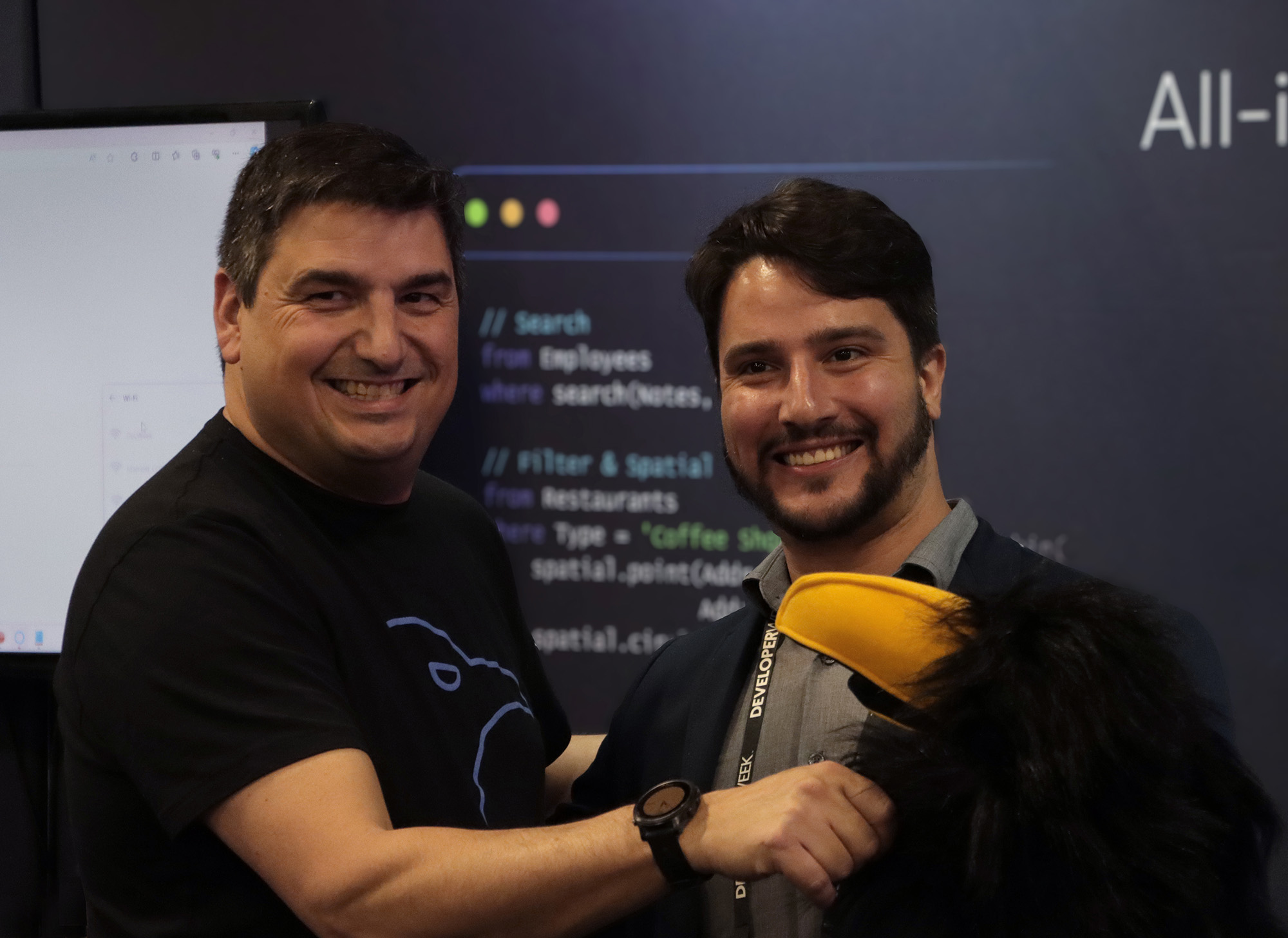David Baruc e Lucas Tavares segurando um corvo de pelúcia